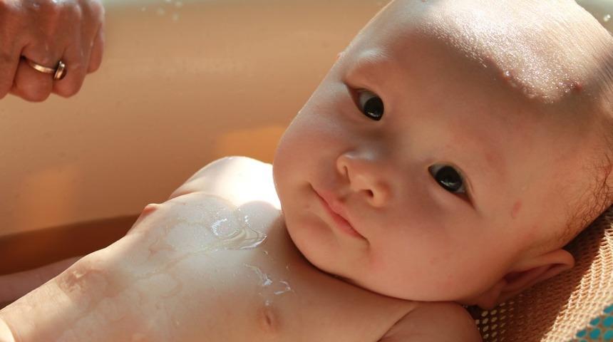Yenidoğan bebekler nasıl yıkanmalıdır, ne kadar s&uuml;reyle yıkanmalıdır?