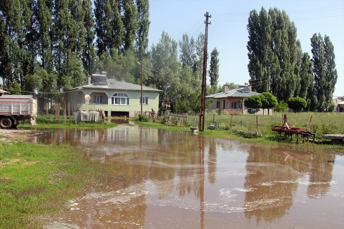 Sivas'ta sulama hattındaki sızıntı ev, ahır ve tarlalarda su baskınlarına yol a&ccedil;tı