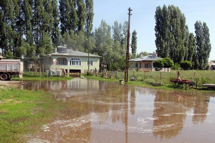 Sivas'ta sulama hattındaki sızıntı ev, ahır ve tarlalarda su baskınlarına yol açtı G1