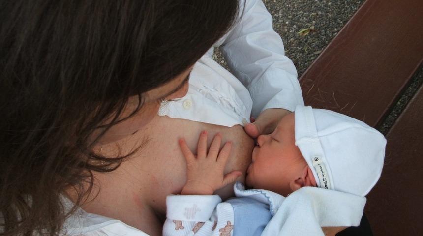 Bebek emzirirken sık sık yapılan hatalar, doğru emzirme yöntemleri