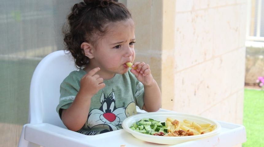 BLW yöntemi ile ek gıdaya geçiş nedir, faydaları nelerdir?