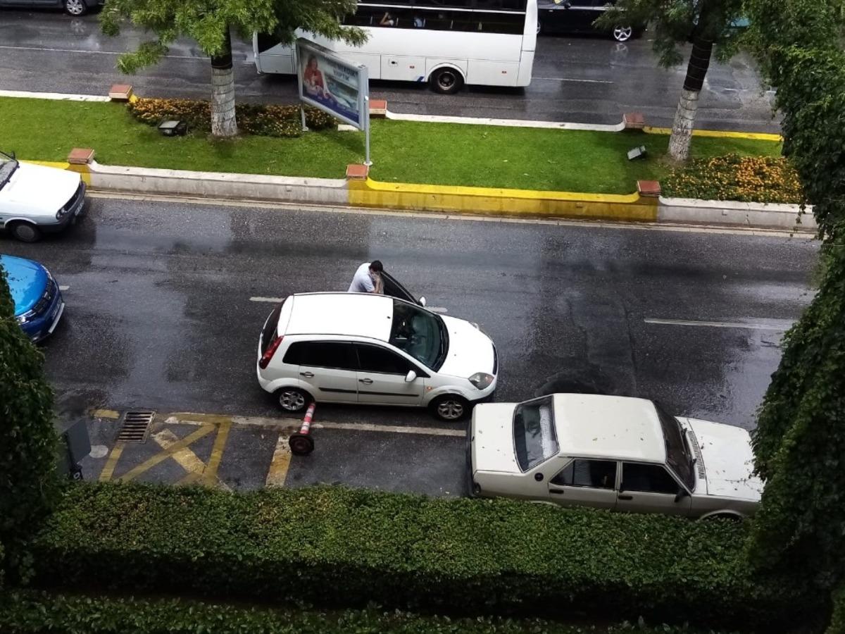 Hem yol ortasına park etti, hem de el frenini &ccedil;ekmeyi unuttu