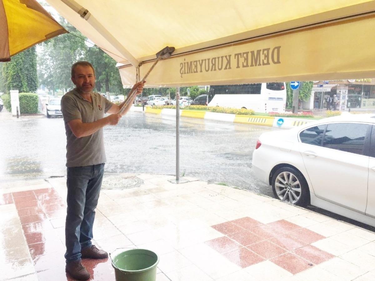Uyanık esnaf sağanak yağmuru fırsata &ccedil;evirdi