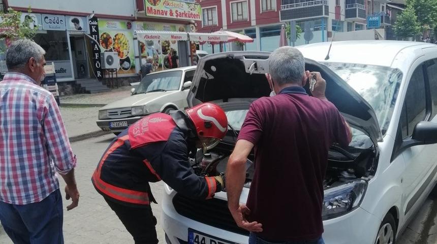 Motora giren yılan, serviste tampon s&ouml;k&uuml;lerek &ccedil;ıkarıldı