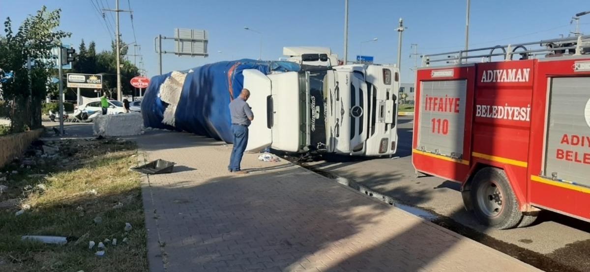 Pamuk y&uuml;kl&uuml; tır kavşakta devrildi: 1 yaralı