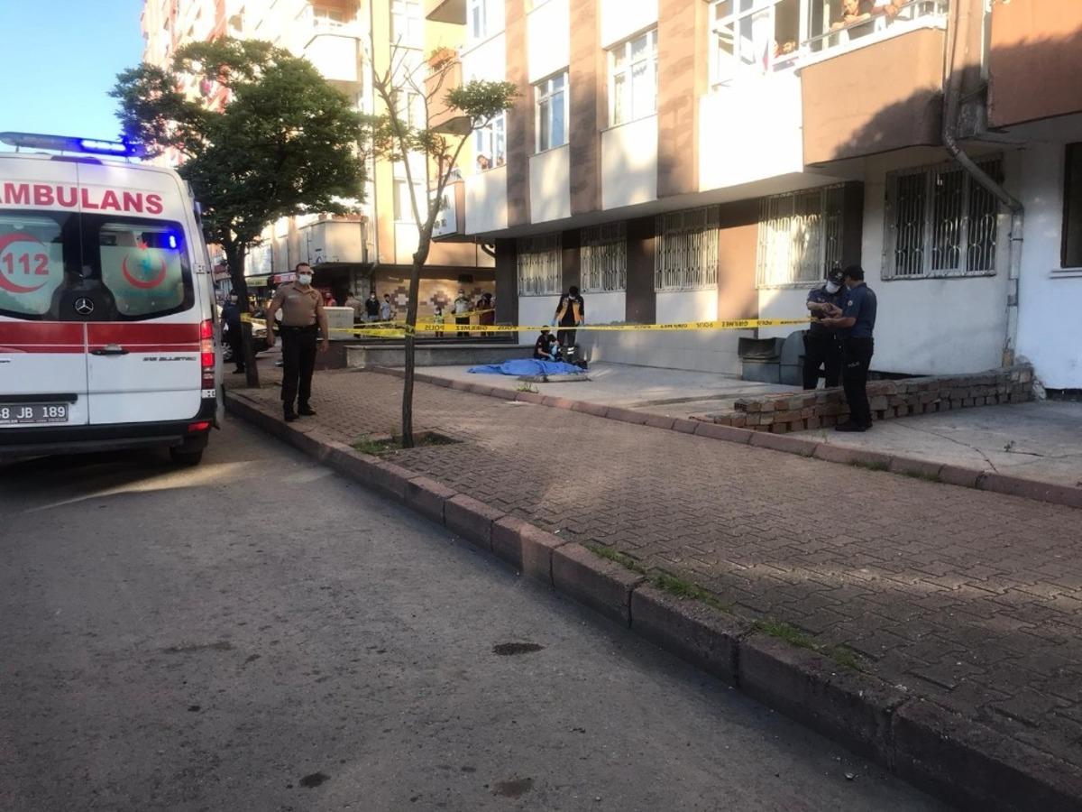 Cam silerken 6. kattan d&uuml;şerek hayatını kaybetti