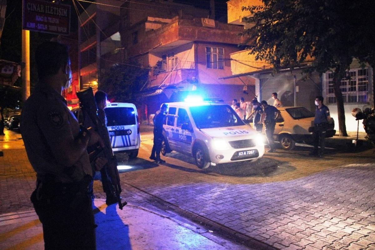 Şanlıurfa&rsquo;da iki grup arasında silahlı kavga! Sokağı savaş alanına &ccedil;evirdiler