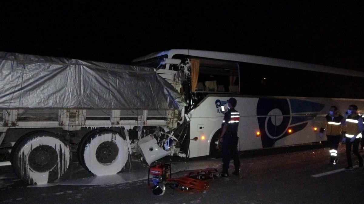Uşak'ta feci kaza! Yolcu otob&uuml;s&uuml; kamyona &ccedil;arptı: &Ouml;l&uuml; ve yaralılar var