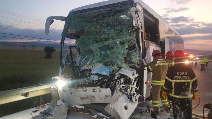 Uşak'ta feci kaza! Yolcu otobüsü kamyona çarptı: Ölü ve yaralılar var G1