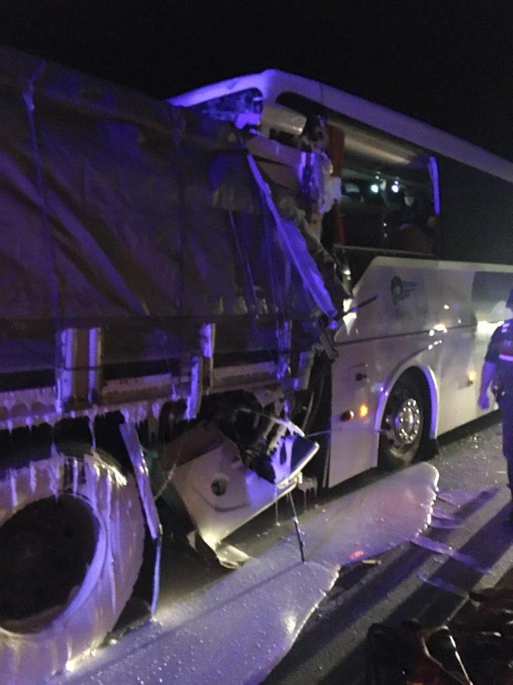 Uşak'ta feci kaza! Yolcu otobüsü kamyona çarptı: Ölü ve yaralılar var G3