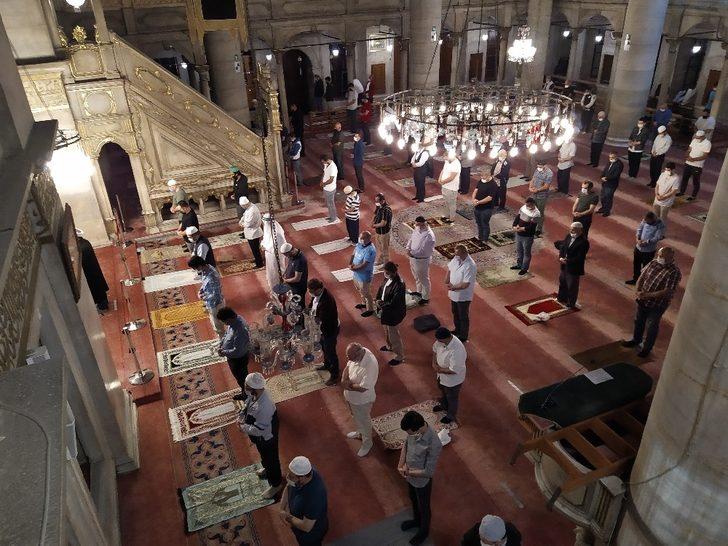 3 ay sonra ilk! Cemaat sabah namazında camilere kavuştu G3