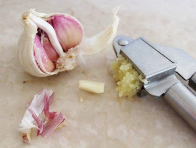 garlic-garlic-press-spice-tuber-heads-of-garlic-1