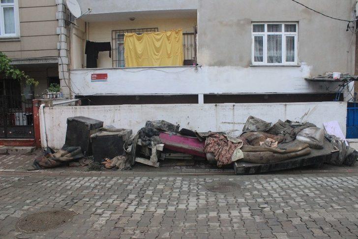 Esenyurt’ta selin verdiği hasar gün ağarınca ortaya çıktı G4