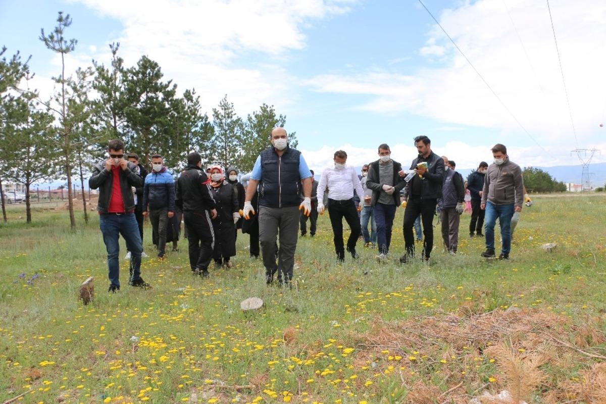 Başkan Orhan ve belediye &ccedil;alışanları ormanlık alanda temizlik yaptı