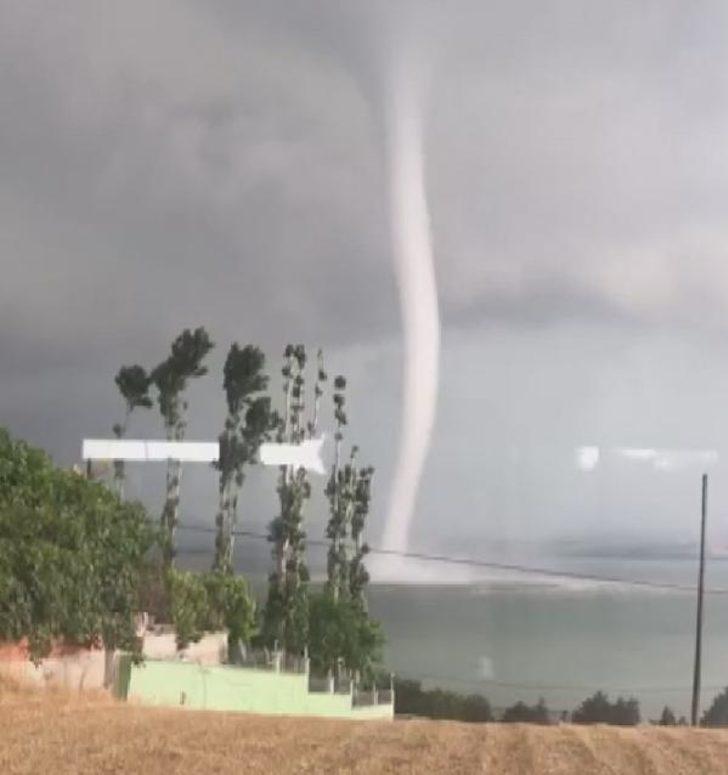 İstanbul'da korku dolu anlar! Hortum eve böyle geldi G1