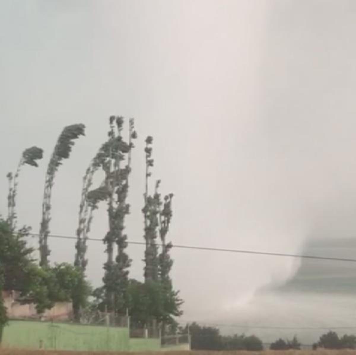 İstanbul'da korku dolu anlar! Hortum eve b&ouml;yle geldi