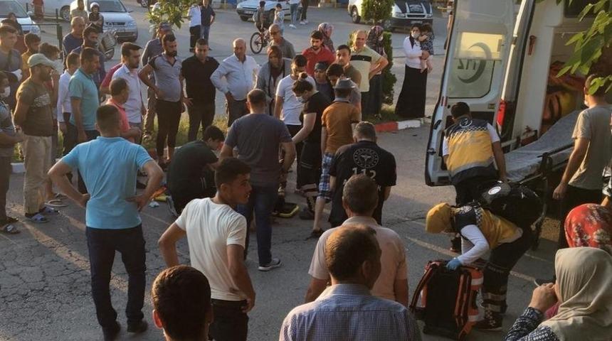 Otomobil ile &ccedil;arpışan motosikletin s&uuml;r&uuml;c&uuml;s&uuml; yaralandı