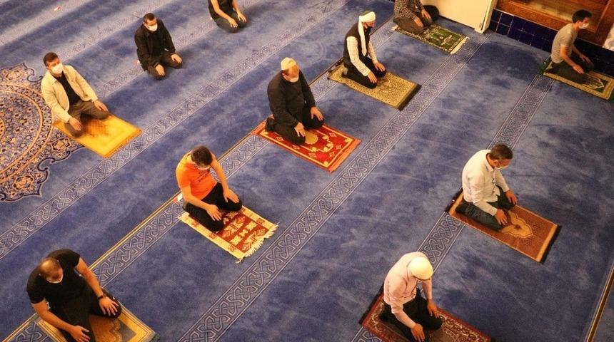 Uzun aradan sonra cemaat sabah namazına durdu
