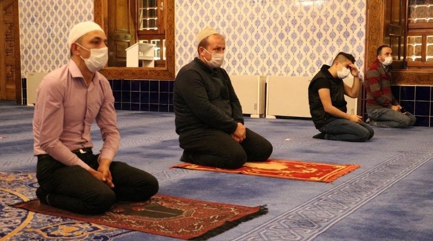 Camiler uzun bir aradan sonra cemaatle sabah namazında buluştu