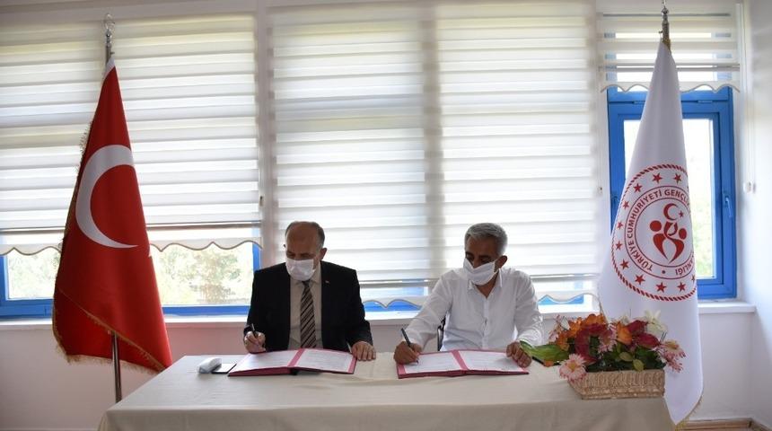 Dalaman&rsquo;a 4 adet tenis kortu yapımı i&ccedil;in imzalar atıldı