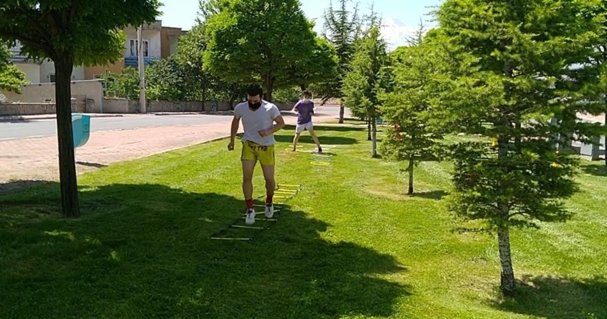 M&uuml;sabakalara parkta yaptıkları antrenmanla hazırlanıyorlar