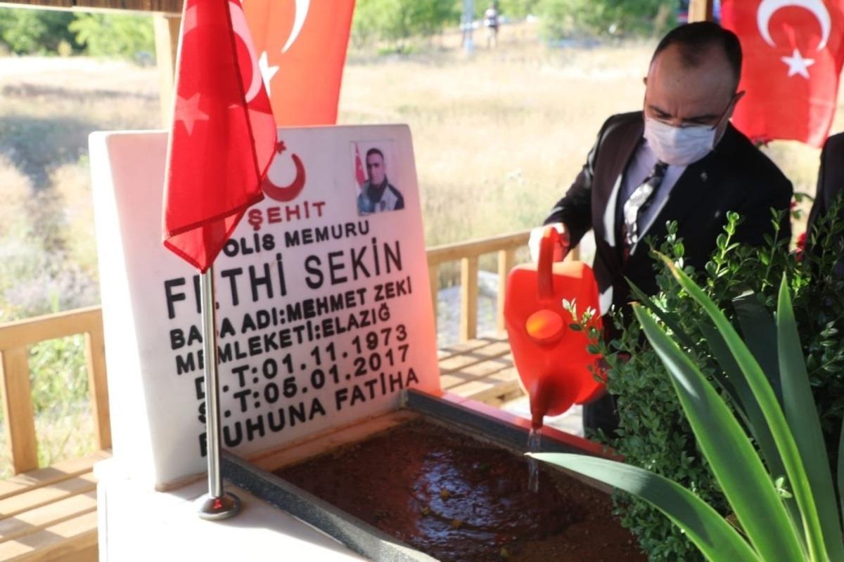 Vali Yırık, şehit Sekin&rsquo;in kabrini ziyaret etti