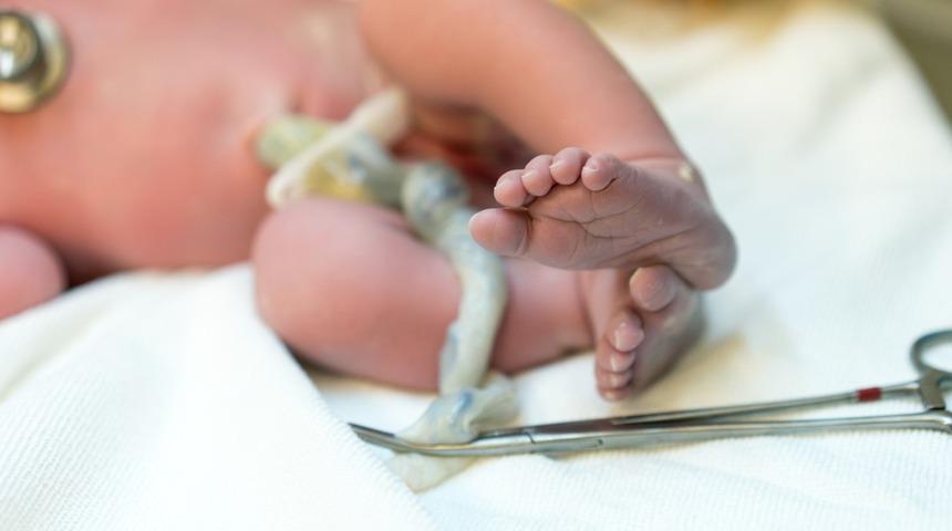 Yenidoğan bebeklerde g&ouml;bek bağı bakımı nasıl yapılmalı?