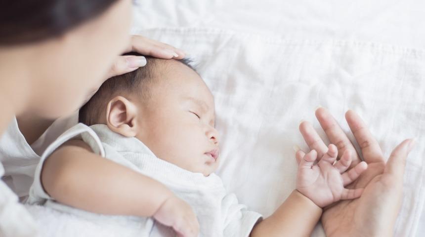 Bebeklerde yeşil kaka neden olur, nasıl ge&ccedil;er?