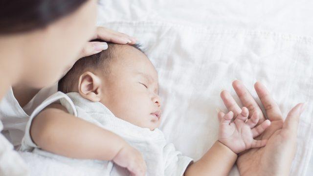 Bebeklerde yeşil kaka neden olur, nasıl geçer?