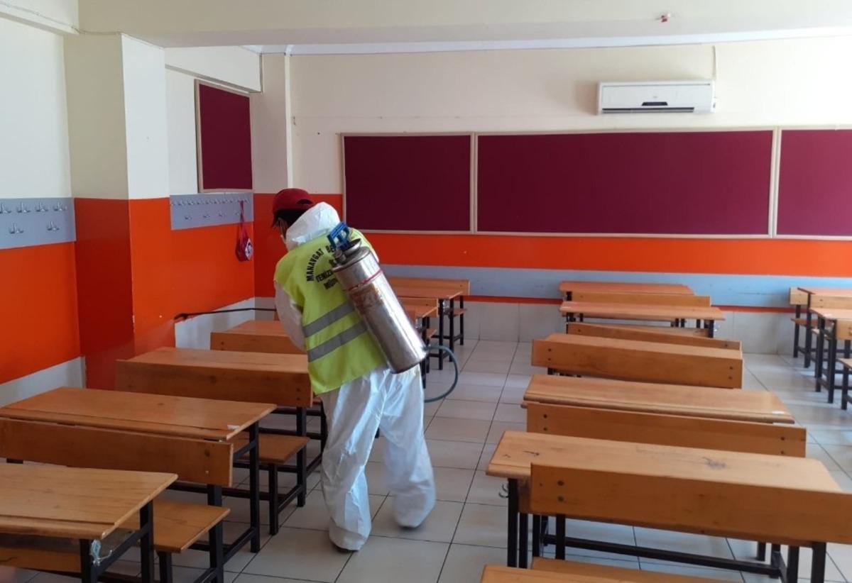 Manavgat Belediyesi&rsquo;nden YKS &ouml;ncesi okullara dezenfekte