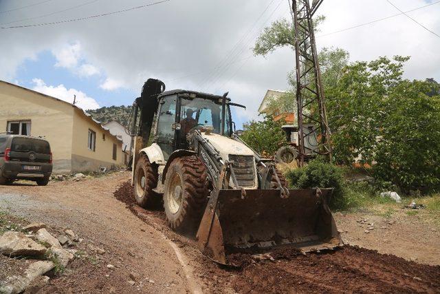 Erdemli Belediyesi yolları onarıyor