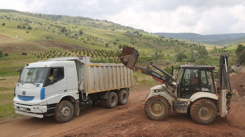 Erdemli Belediyesi yolları onarıyor