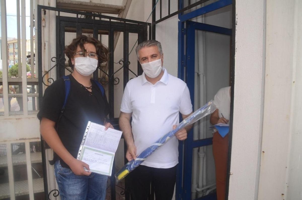 Kuşadası Belediyesi, karne alan &ouml;ğrencilere u&ccedil;urtma hediye etti