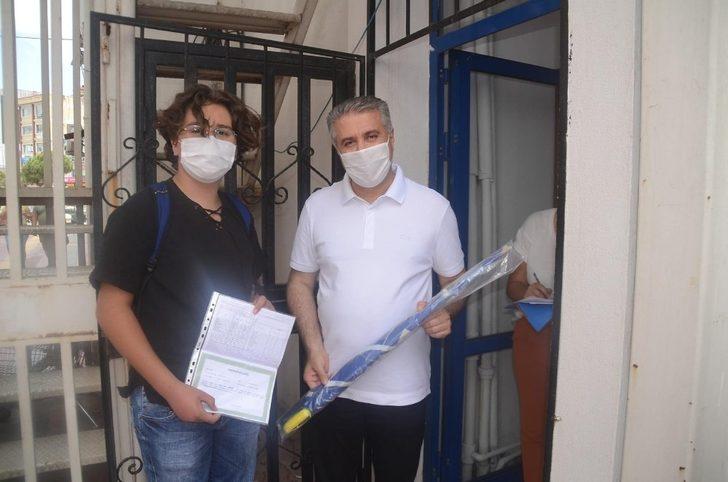 Kuşadası Belediyesi, karne alan öğrencilere uçurtma hediye etti G1