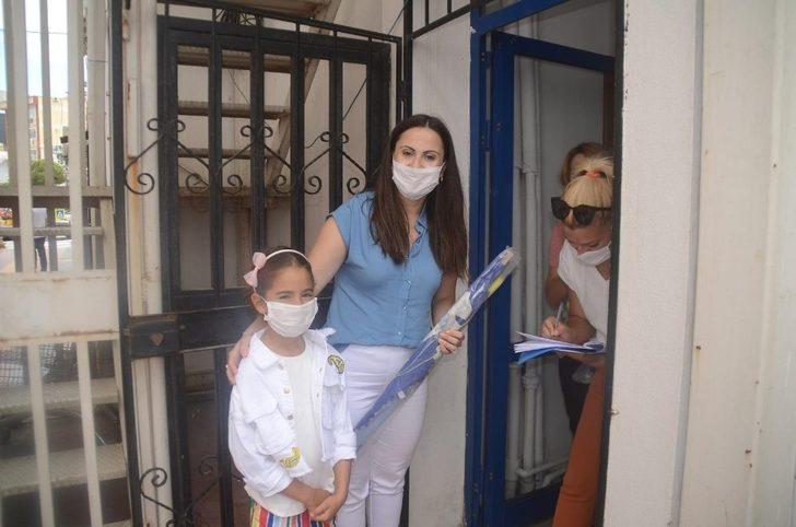 Kuşadası Belediyesi, karne alan öğrencilere uçurtma hediye etti G2