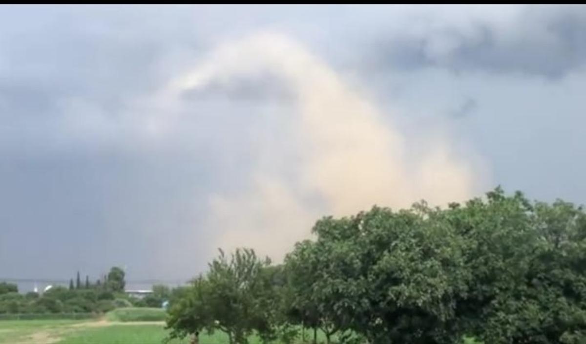 &Ouml;nce g&ouml;ky&uuml;z&uuml;nde hortum g&ouml;r&uuml;ld&uuml;, sonra &ccedil;atılar yerle bir oldu