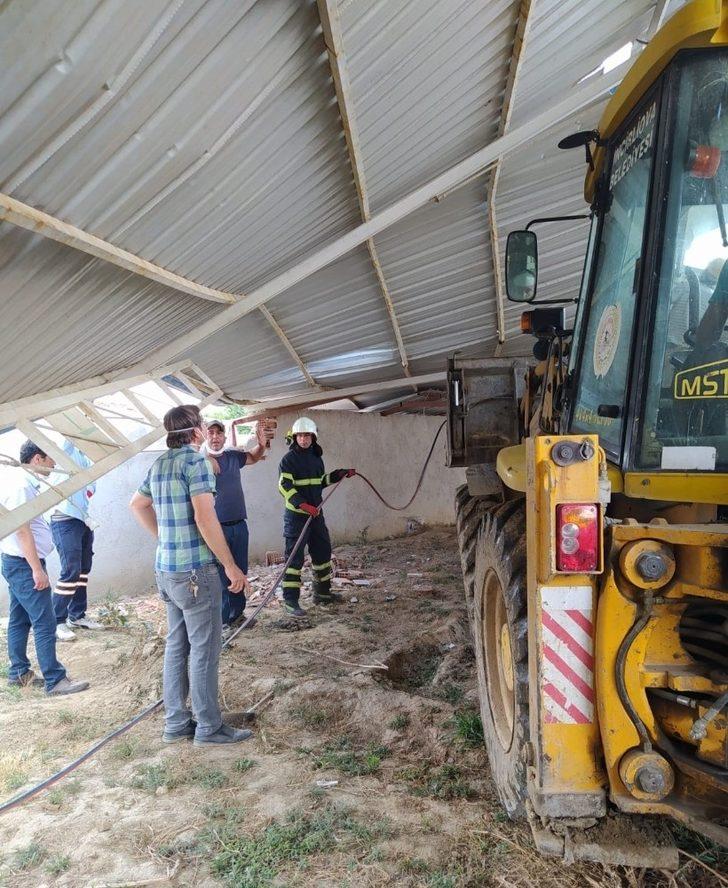 Önce gökyüzünde hortum görüldü, sonra çatılar yerle bir oldu G5