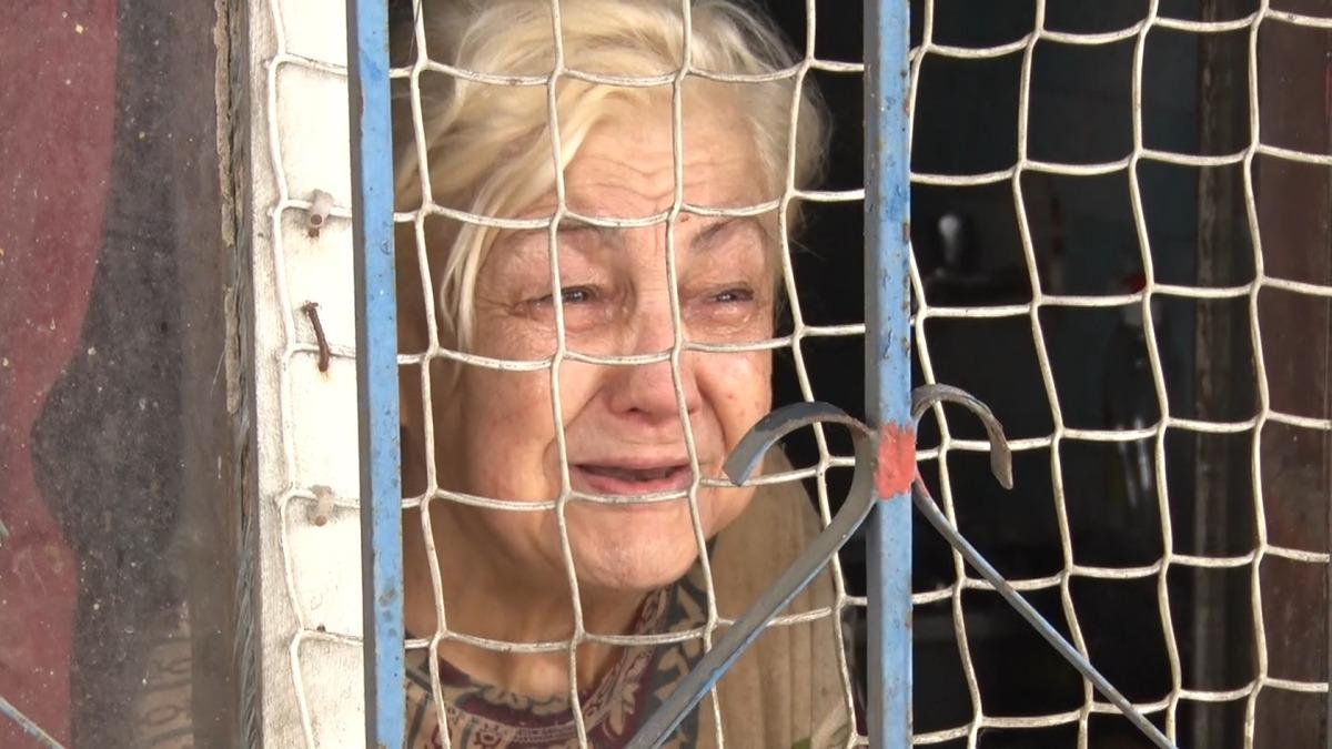 Evini su basan yaşlı kadın kedi ve k&ouml;pekleri i&ccedil;in ağladı