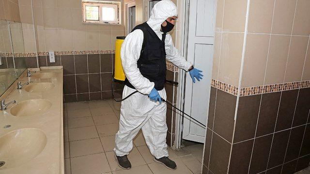 YKS öncesi Ataşehir’de okullar ilaçlandı