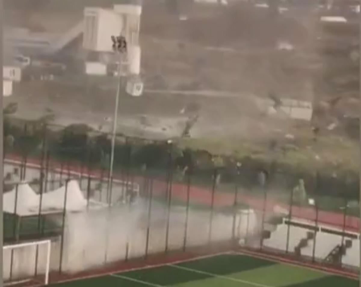 B&uuml;y&uuml;k&ccedil;ekmece'de hortum ortalığı birbirine kattı