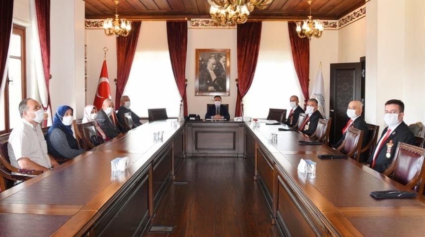 Şehit aileleri ve gazilerde Vali &Ccedil;i&ccedil;ek ziyaret