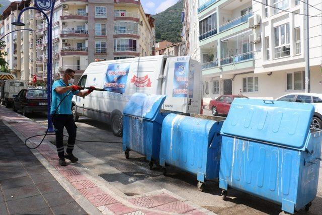 Yunusemre’de konteynerler dezenfekte ediliyor