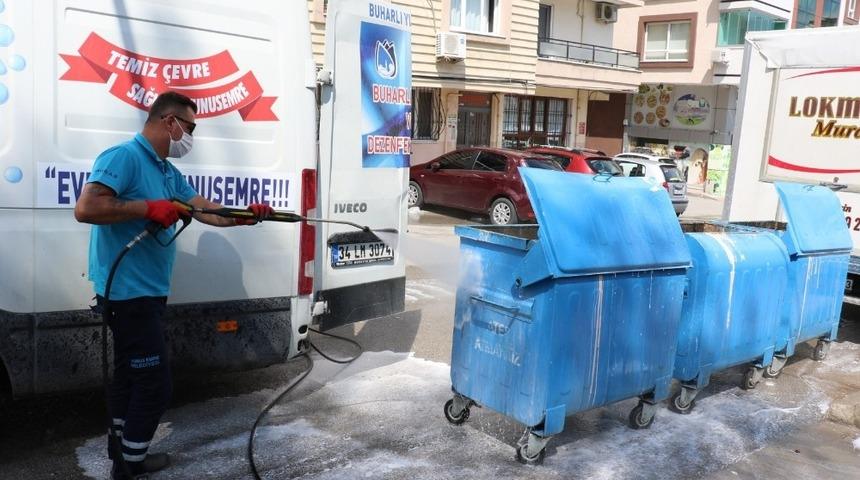 Yunusemre&rsquo;de konteynerler dezenfekte ediliyor
