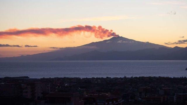 Calabria'dan Etna Yanardağı da gözüküyor. Dağdaki hareketlilik, bölgede sarsıntılara yol açıyor