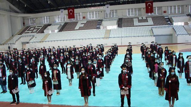 Elazığ’da Tıp Fakültesi öğrencilerinin maskeli ve sosyal mesafeli yemin töreni