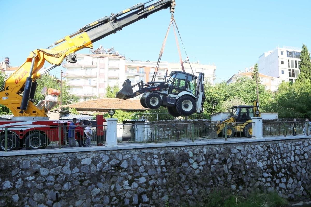 Kep&ccedil;eler vin&ccedil; yardımı ile dereye indirilip temizlik &ccedil;alışması başlatıldı