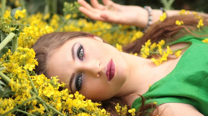 Doğal görünün: Bahar makyajının püf noktaları