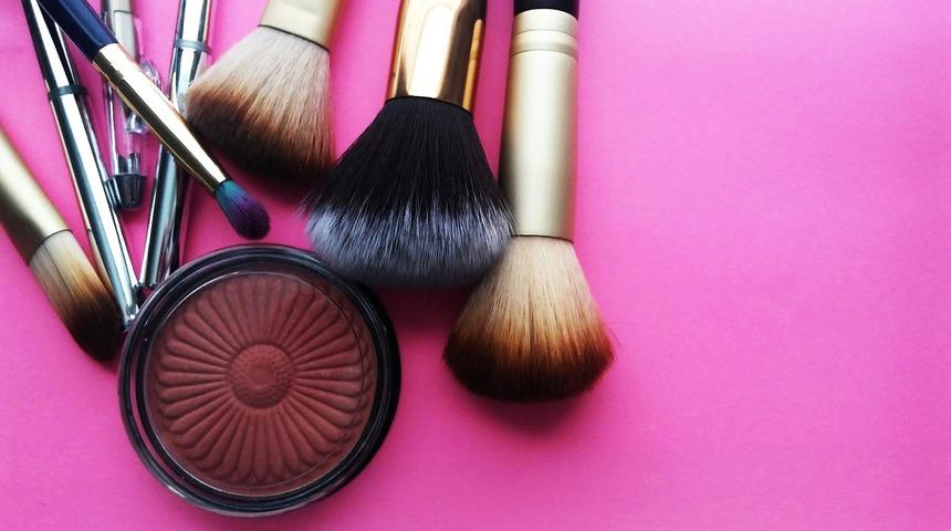 Y&uuml;z hatlarınızı ortaya &ccedil;ıkarın: Allık kullanmanın p&uuml;f noktaları