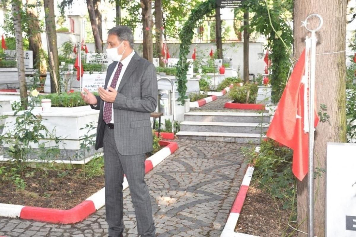 Vali Şıldak Şehitliği ziyaret etti