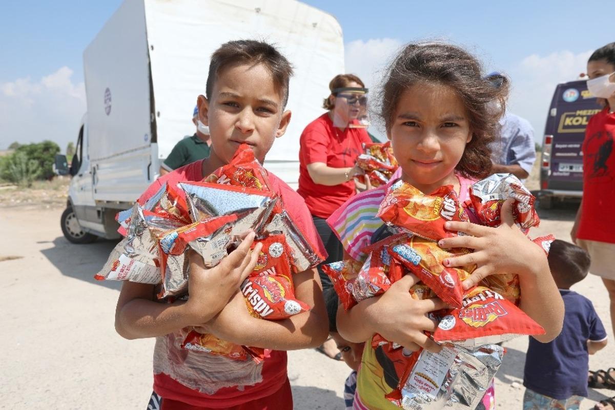 Mezitli&rsquo;de &ccedil;ocukların karne hediyesi şekerleme ve cips